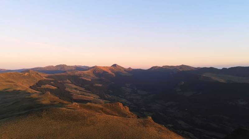 Vue aérienne des montagnes du Cantal au coucher du soleil
