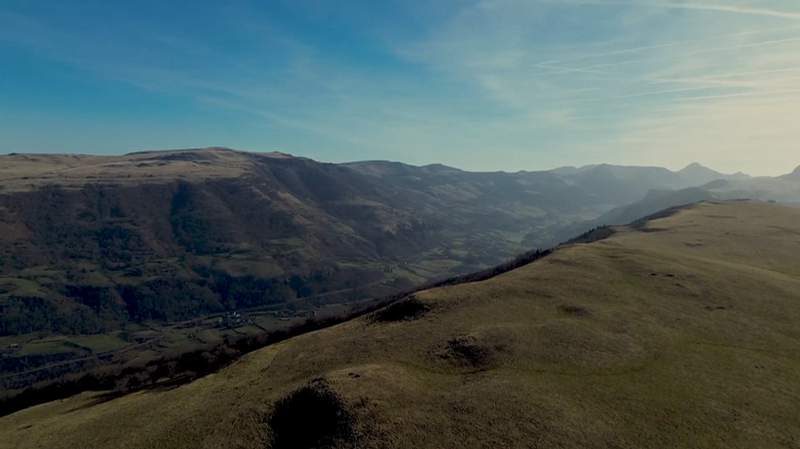 Vue aérienne au drone d'une vallée du Cantal